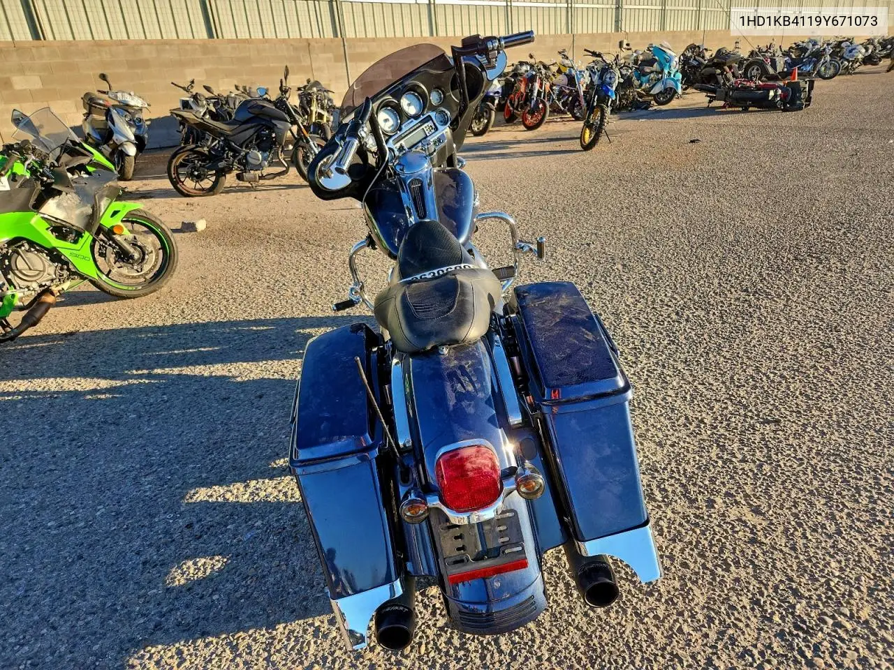 1HD1KB4119Y671073 2009 Harley-Davidson Flhx