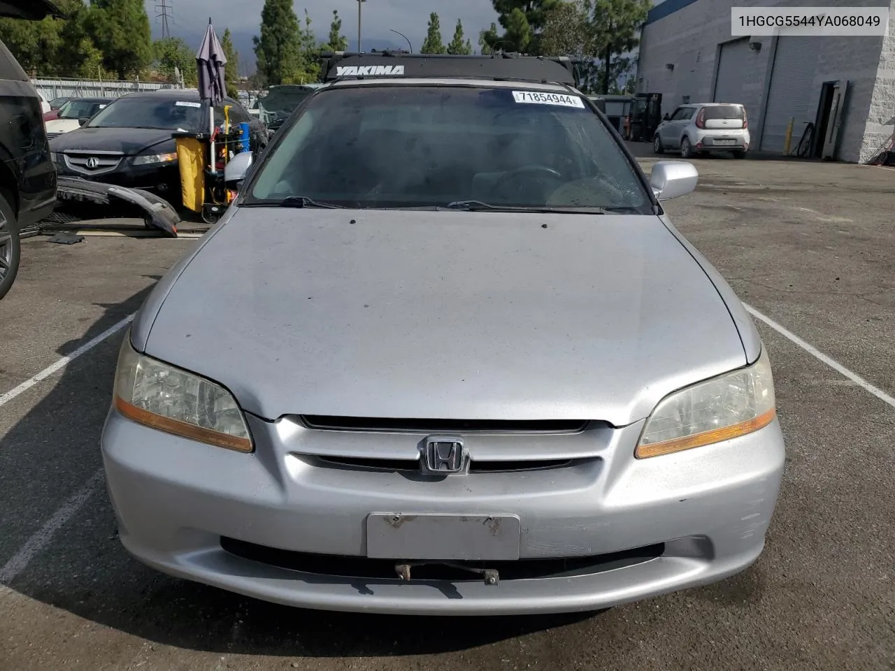 1HGCG5544YA068049 2000 Honda Accord Lx