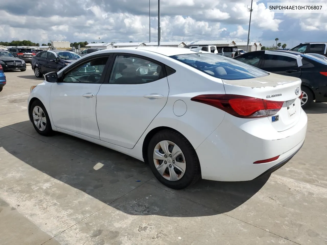 5NPDH4AE1GH706807 2016 Hyundai Elantra Se