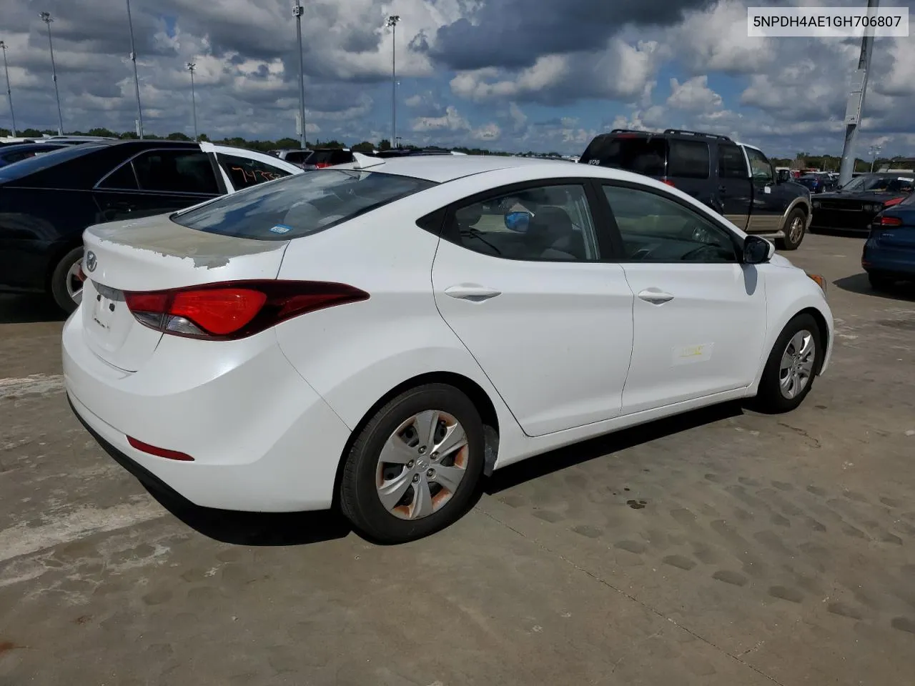 5NPDH4AE1GH706807 2016 Hyundai Elantra Se