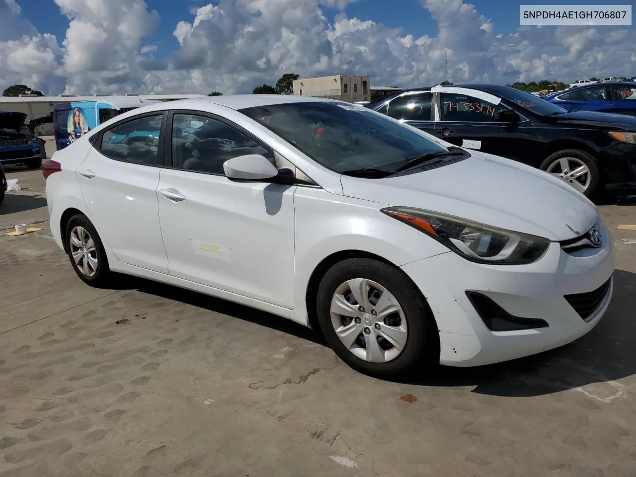 5NPDH4AE1GH706807 2016 Hyundai Elantra Se