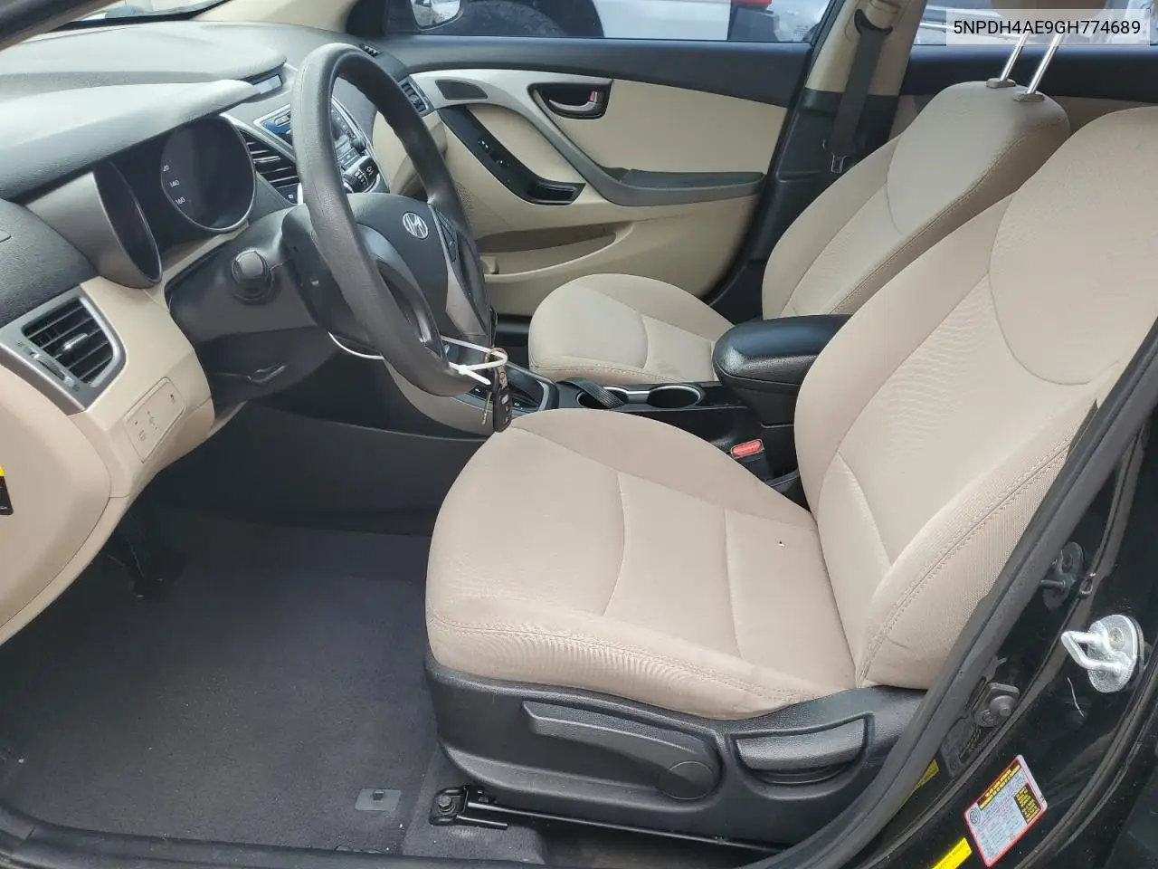 5NPDH4AE9GH774689 2016 Hyundai Elantra Se