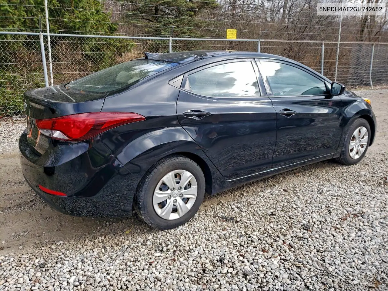 5NPDH4AE2GH742652 2016 Hyundai Elantra Se