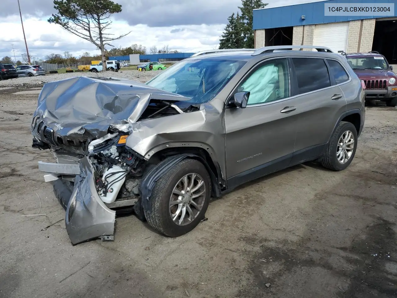 1C4PJLCBXKD123004 2019 Jeep Cherokee Latitude