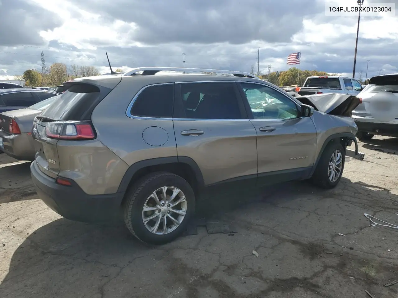 1C4PJLCBXKD123004 2019 Jeep Cherokee Latitude