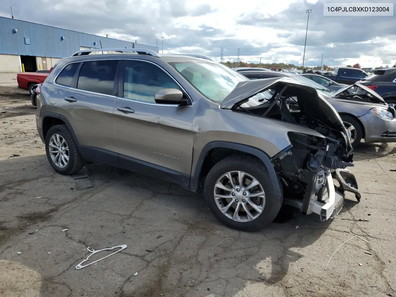 1C4PJLCBXKD123004 2019 Jeep Cherokee Latitude