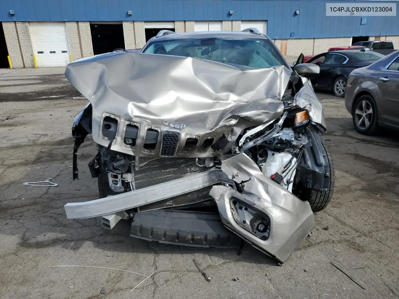 1C4PJLCBXKD123004 2019 Jeep Cherokee Latitude