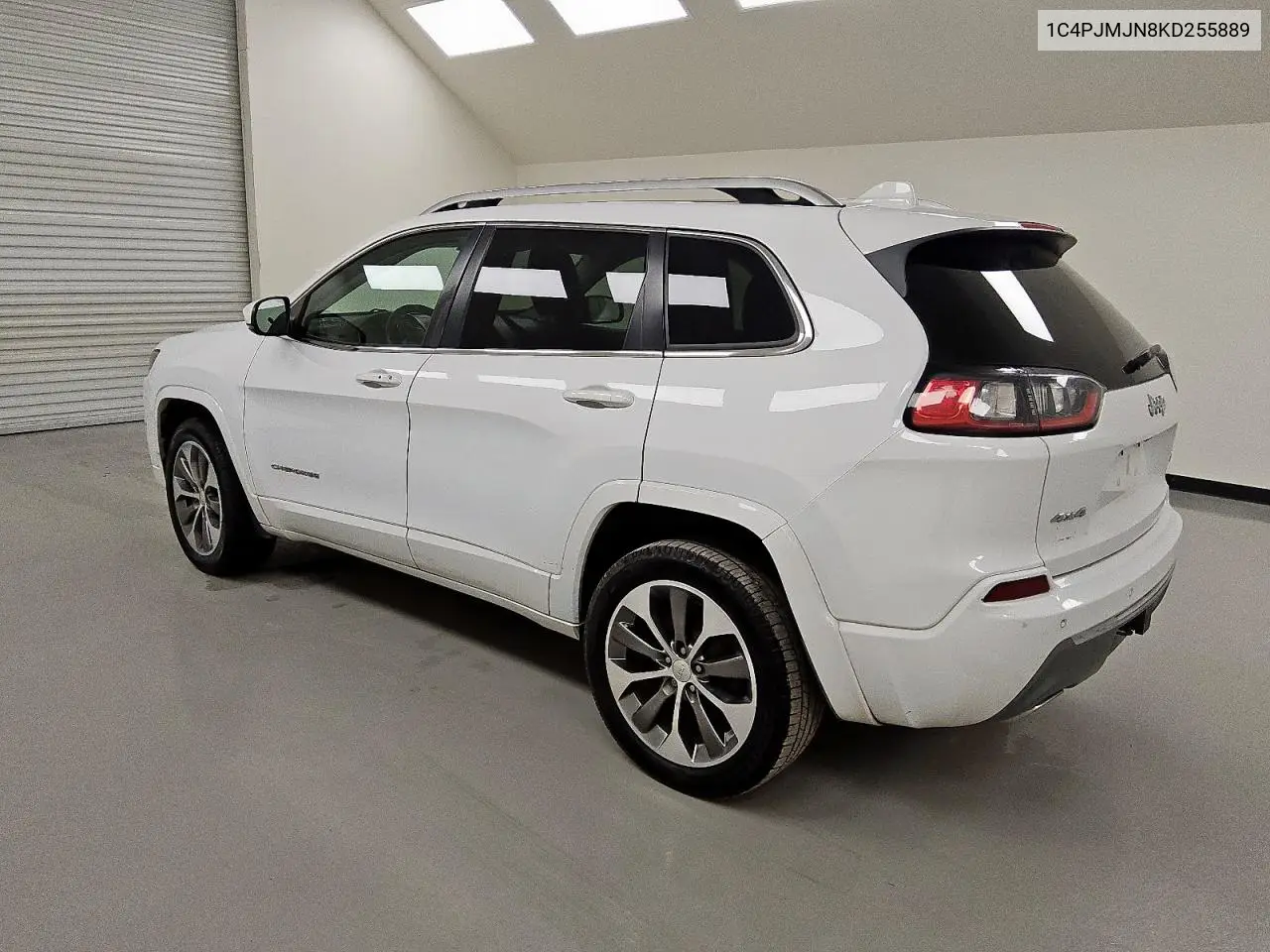 1C4PJMJN8KD255889 2019 Jeep Cherokee Overland