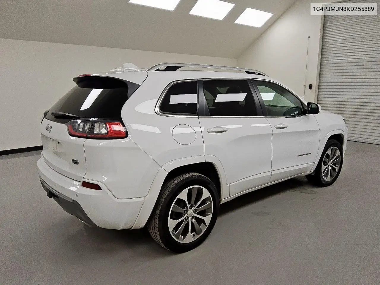 1C4PJMJN8KD255889 2019 Jeep Cherokee Overland