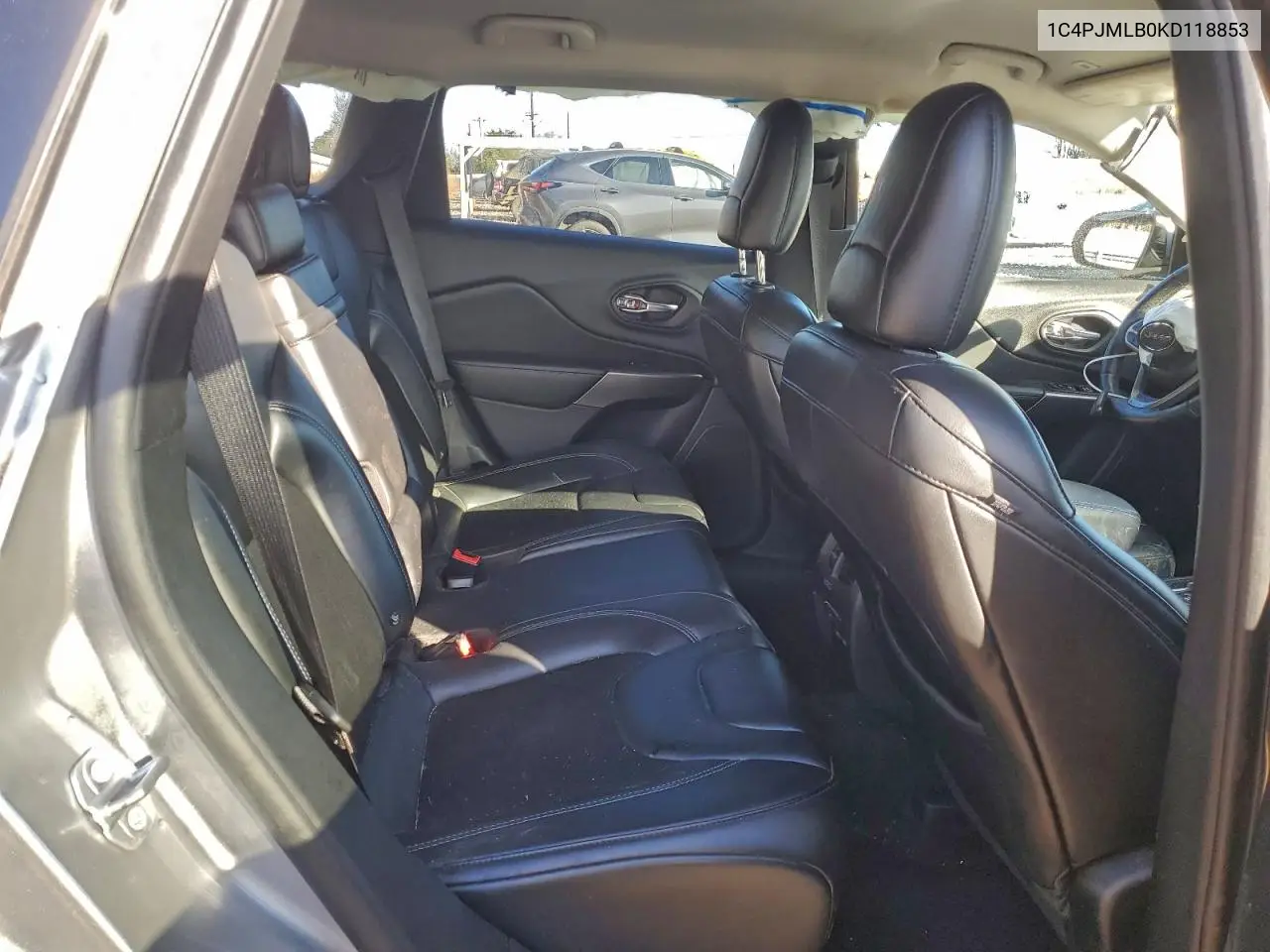 1C4PJMLB0KD118853 2019 Jeep Cherokee Latitude Plus