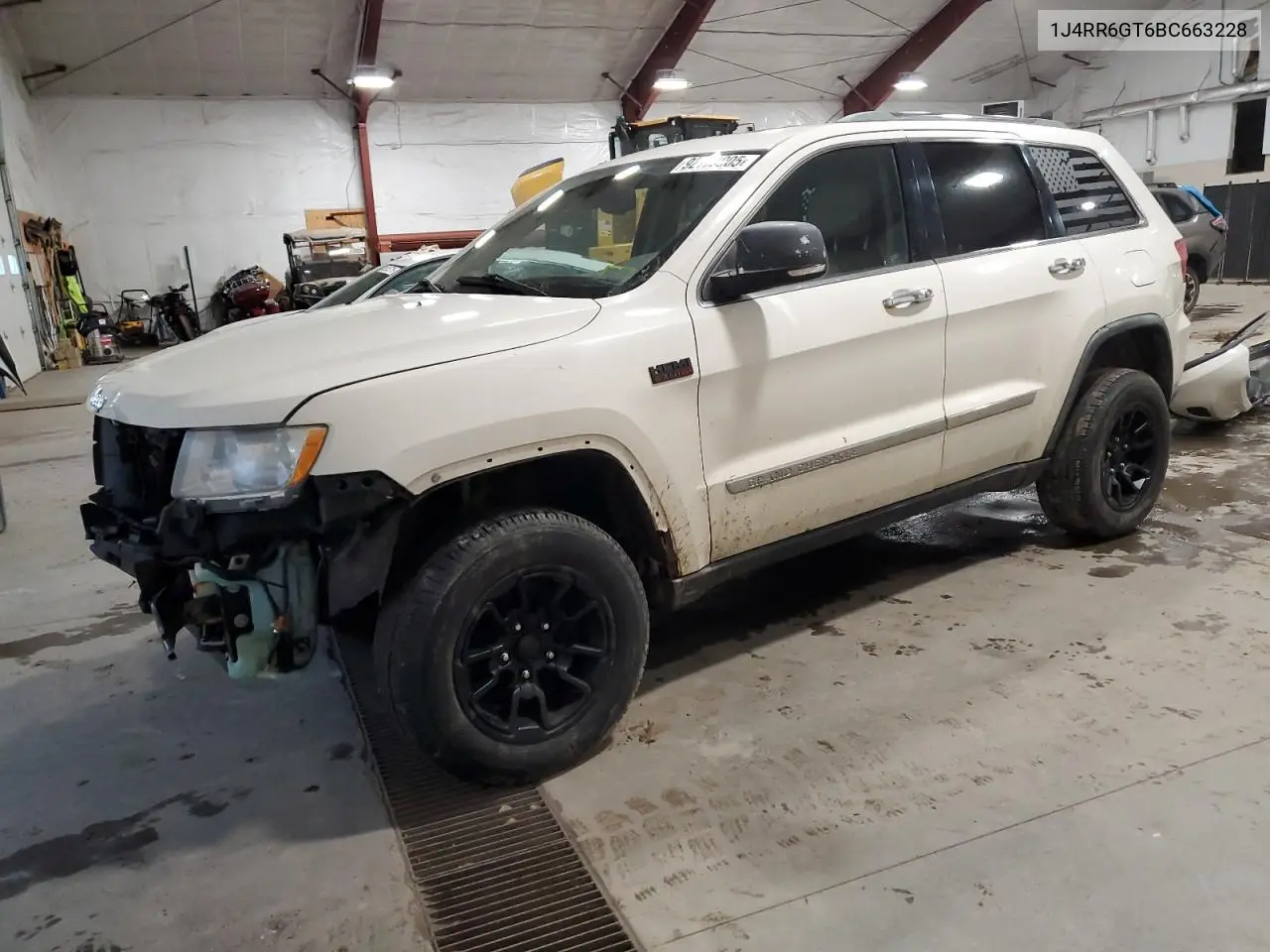 1J4RR6GT6BC663228 2011 Jeep Grand Cherokee Overland