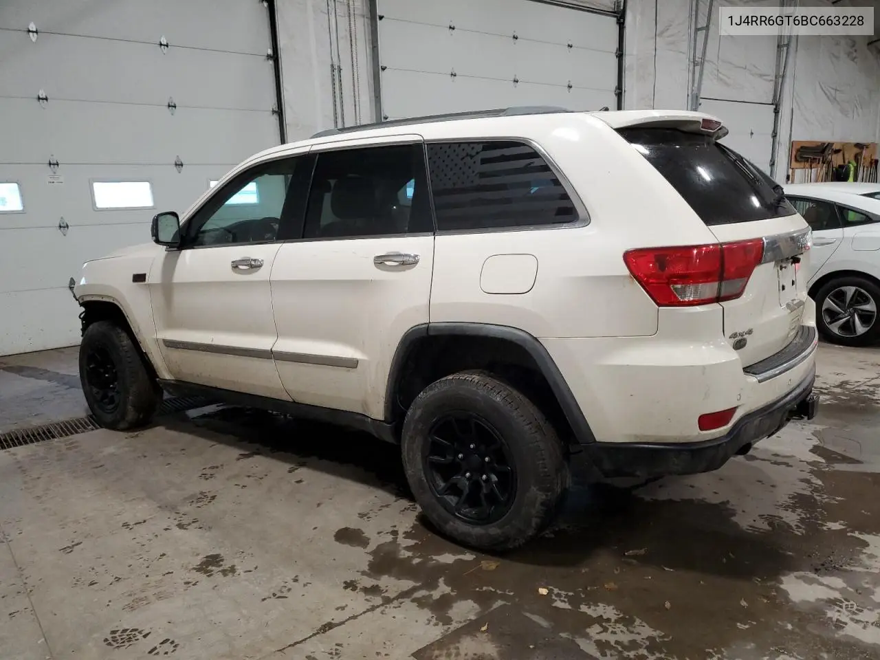 1J4RR6GT6BC663228 2011 Jeep Grand Cherokee Overland