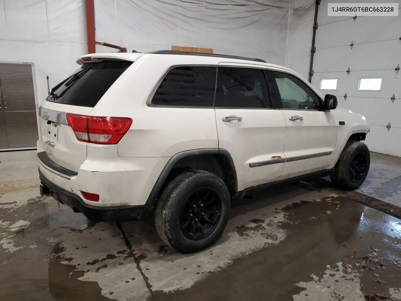 1J4RR6GT6BC663228 2011 Jeep Grand Cherokee Overland