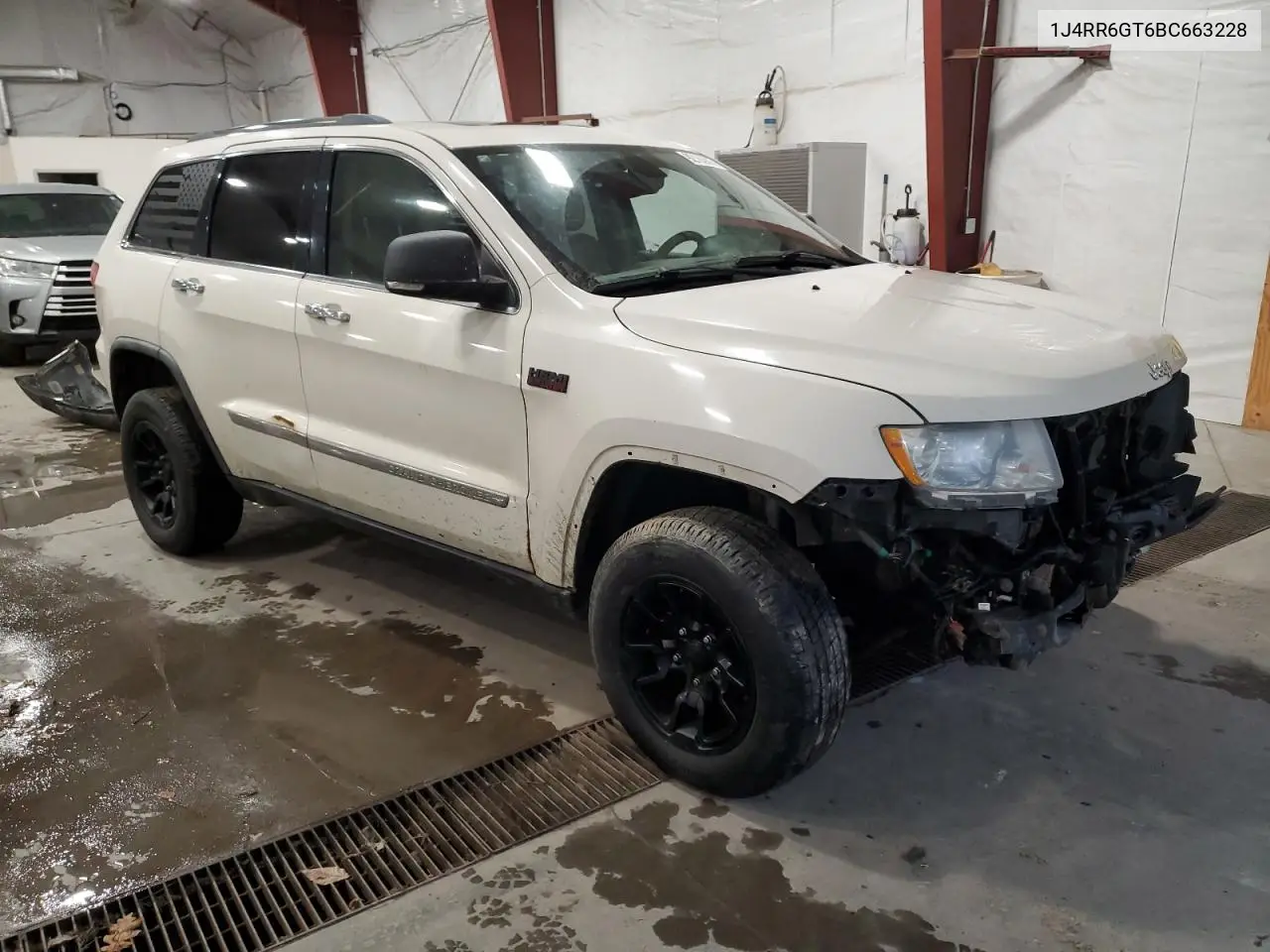 1J4RR6GT6BC663228 2011 Jeep Grand Cherokee Overland