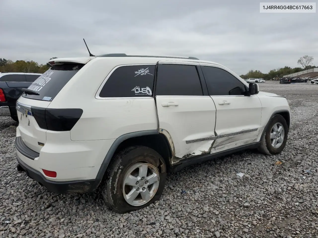 1J4RR4GG4BC617663 2011 Jeep Grand Cherokee Laredo