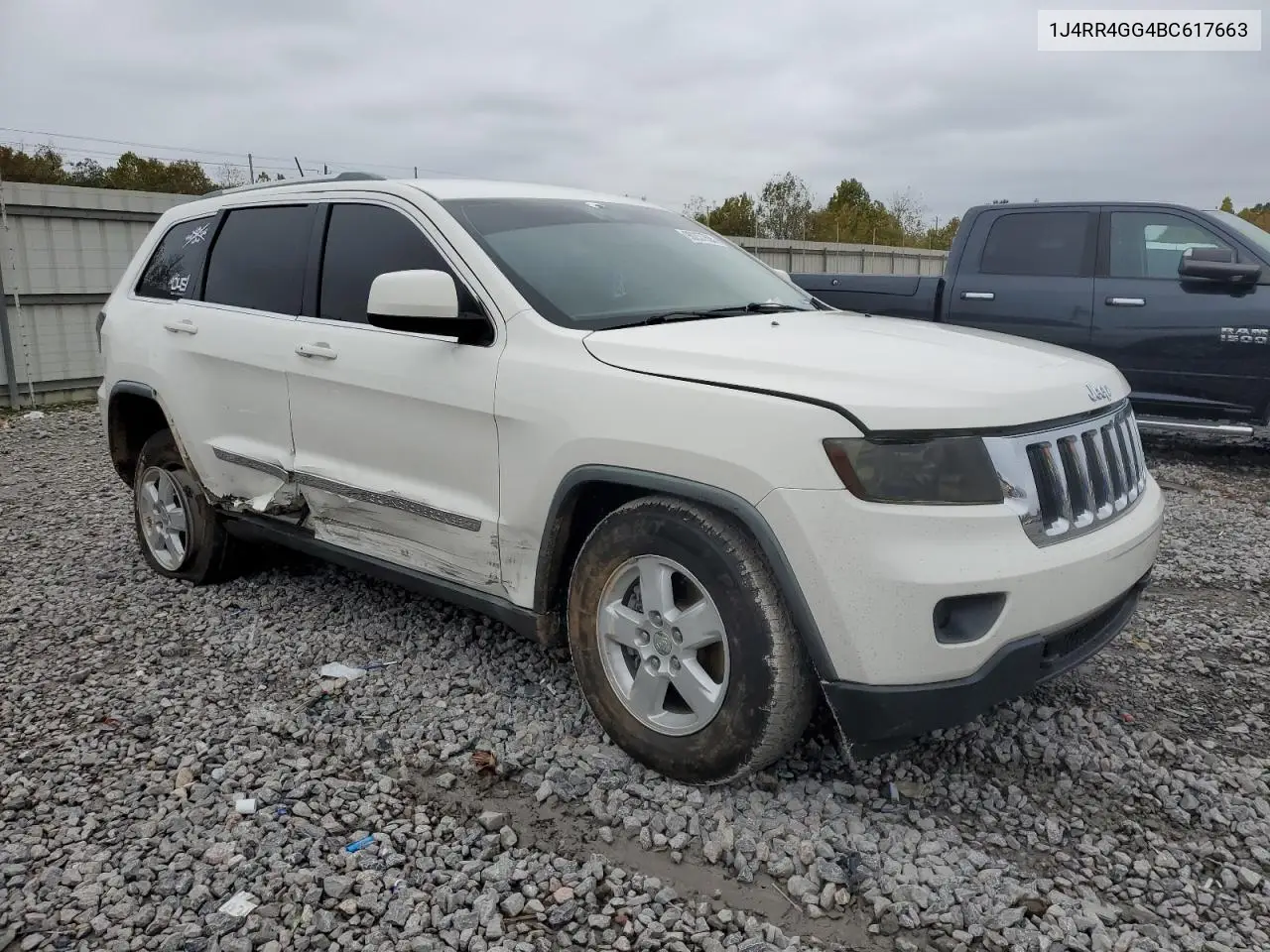 1J4RR4GG4BC617663 2011 Jeep Grand Cherokee Laredo