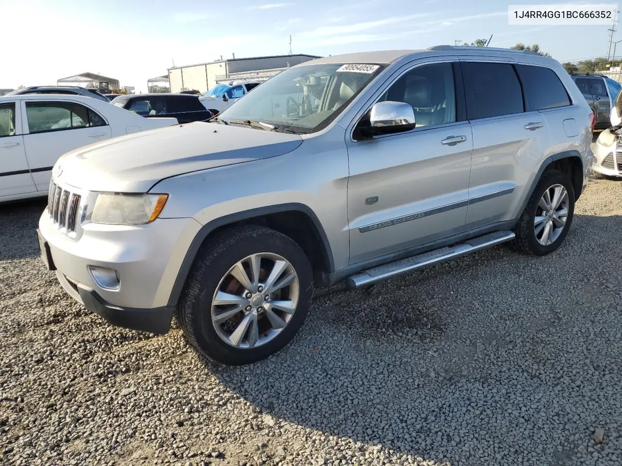 1J4RR4GG1BC666352 2011 Jeep Grand Cherokee Laredo