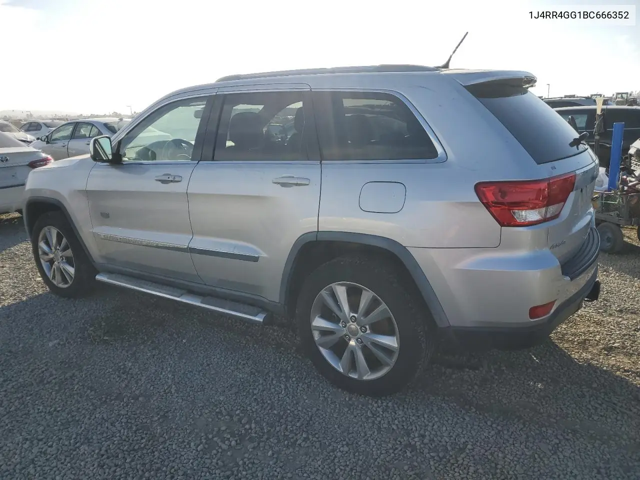 1J4RR4GG1BC666352 2011 Jeep Grand Cherokee Laredo