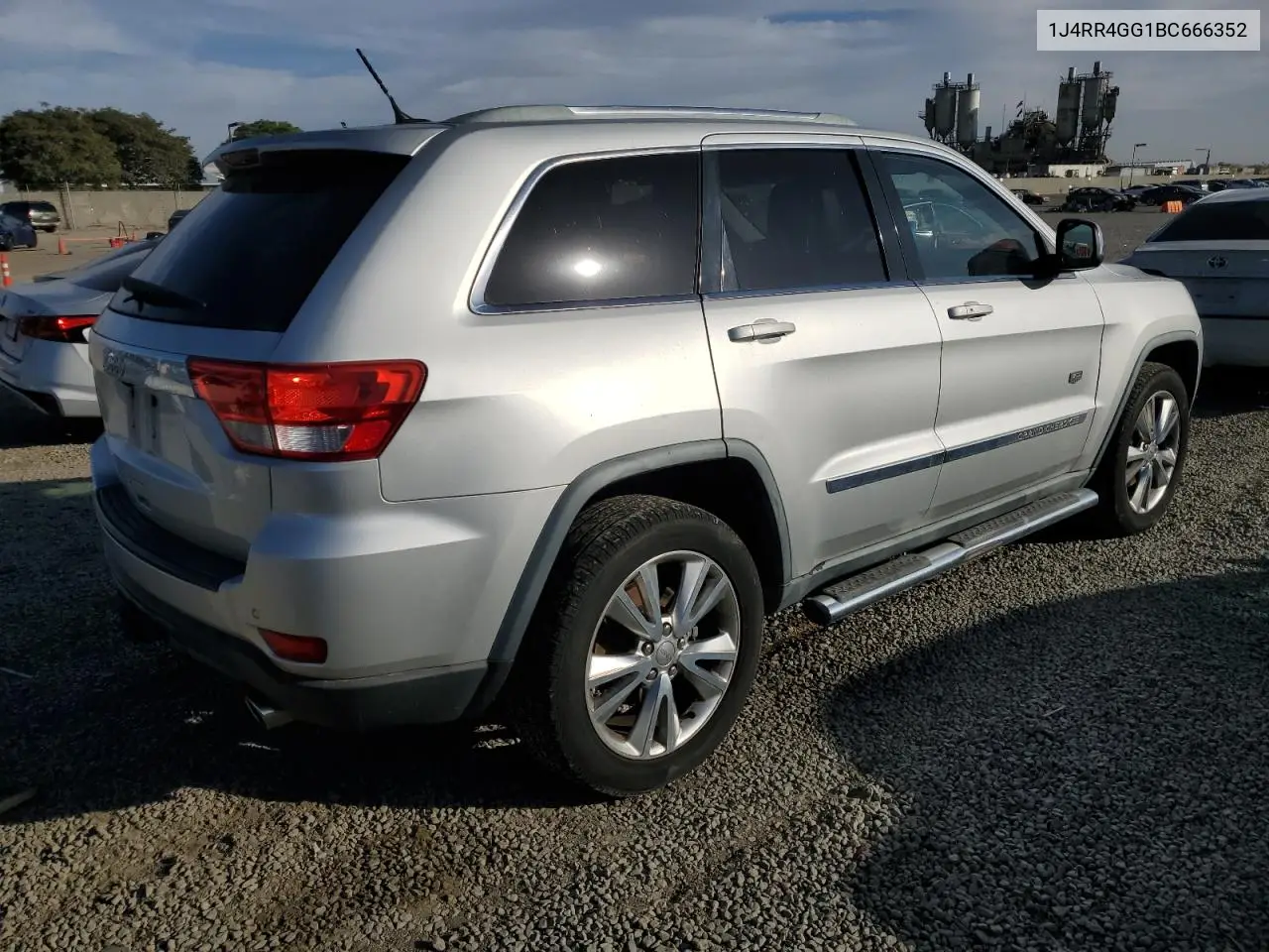 1J4RR4GG1BC666352 2011 Jeep Grand Cherokee Laredo