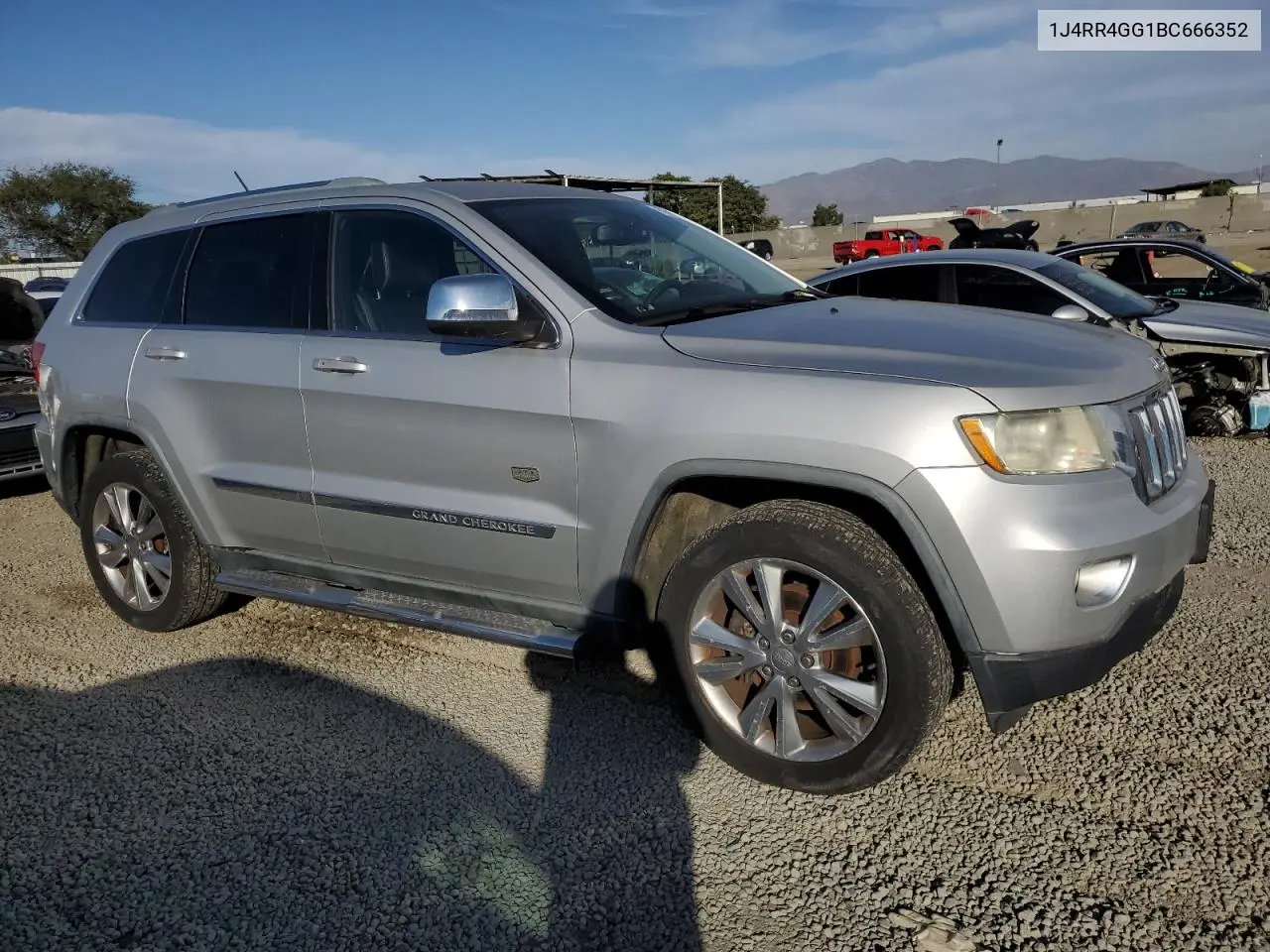 1J4RR4GG1BC666352 2011 Jeep Grand Cherokee Laredo