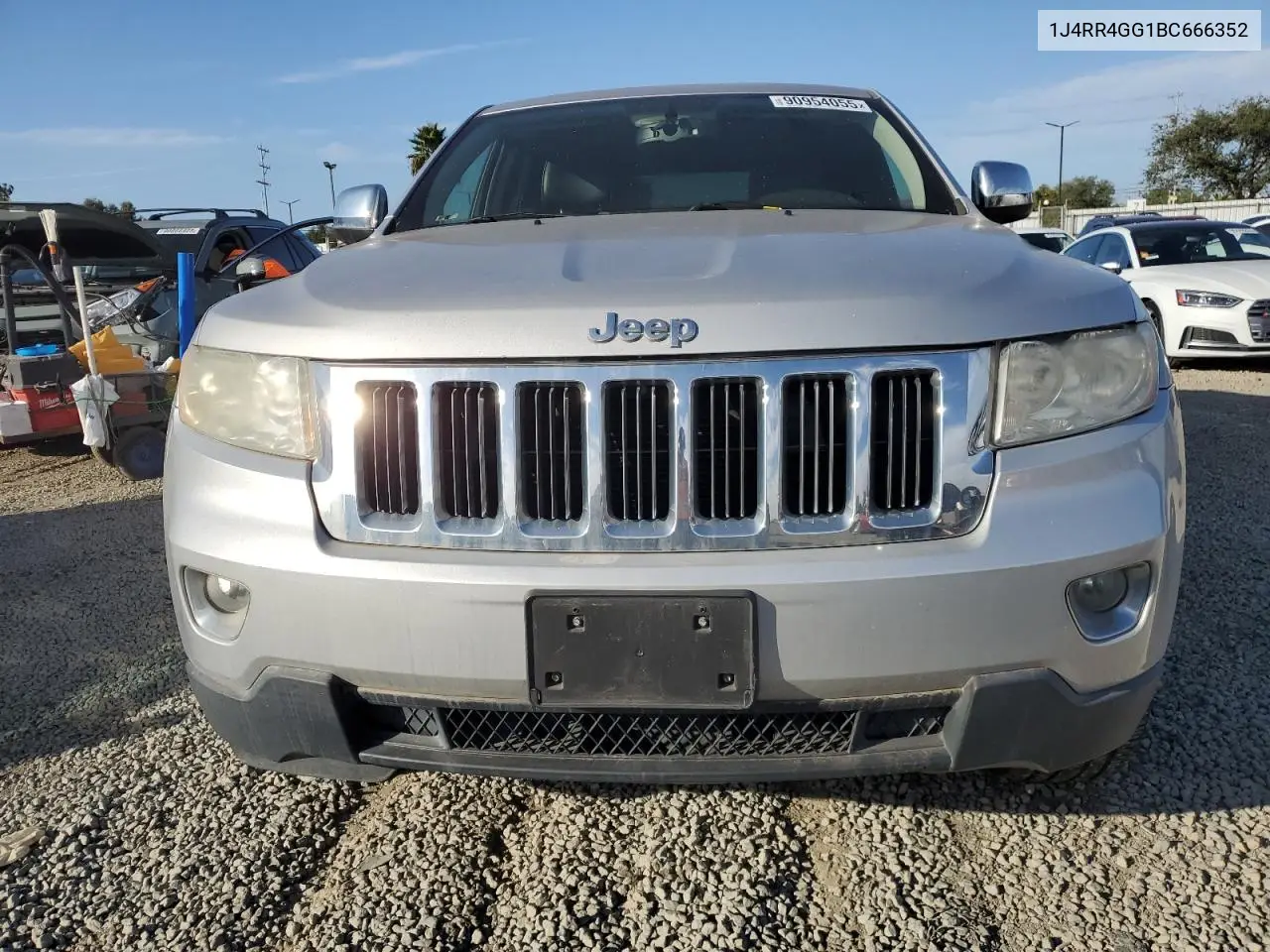 1J4RR4GG1BC666352 2011 Jeep Grand Cherokee Laredo