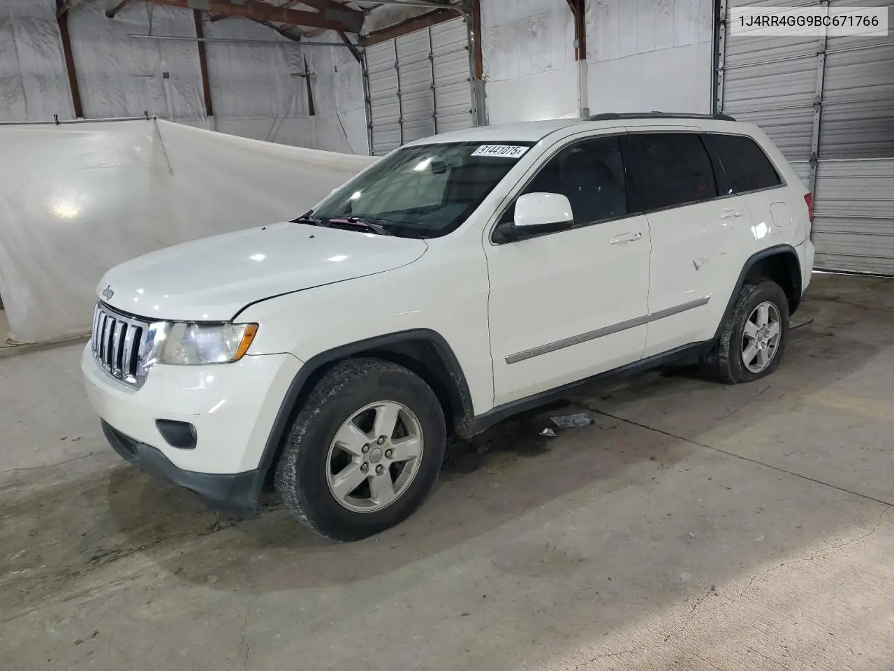 1J4RR4GG9BC671766 2011 Jeep Grand Cherokee Laredo
