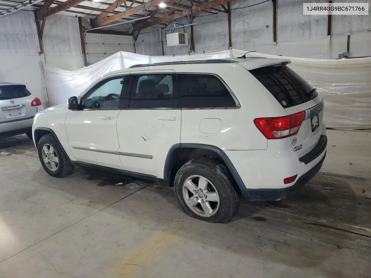 1J4RR4GG9BC671766 2011 Jeep Grand Cherokee Laredo