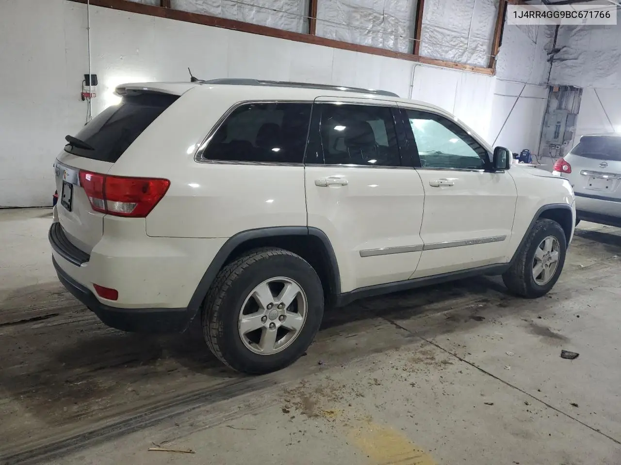 1J4RR4GG9BC671766 2011 Jeep Grand Cherokee Laredo