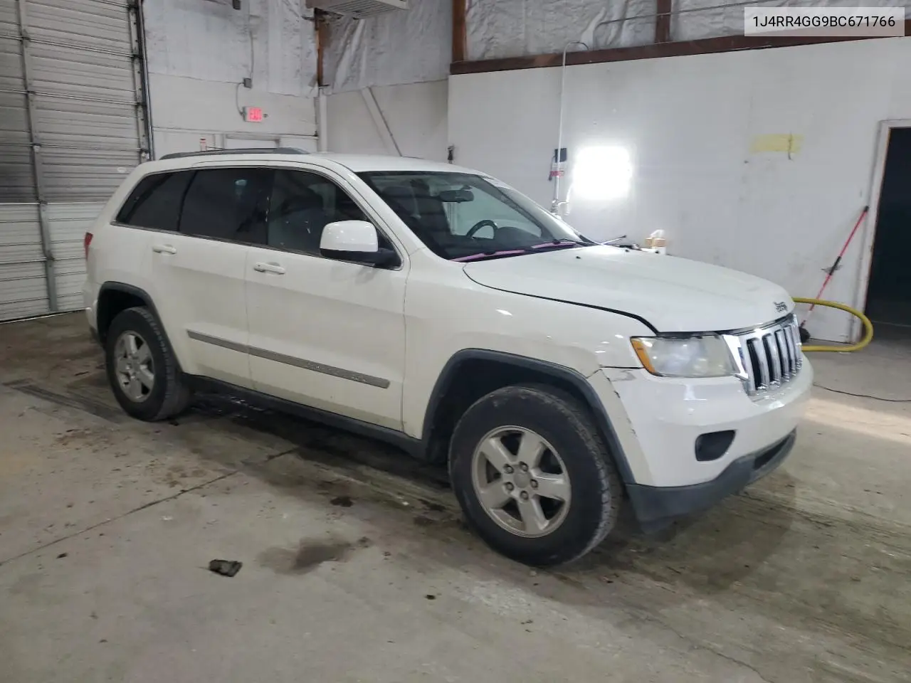 1J4RR4GG9BC671766 2011 Jeep Grand Cherokee Laredo