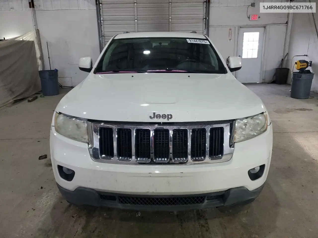1J4RR4GG9BC671766 2011 Jeep Grand Cherokee Laredo
