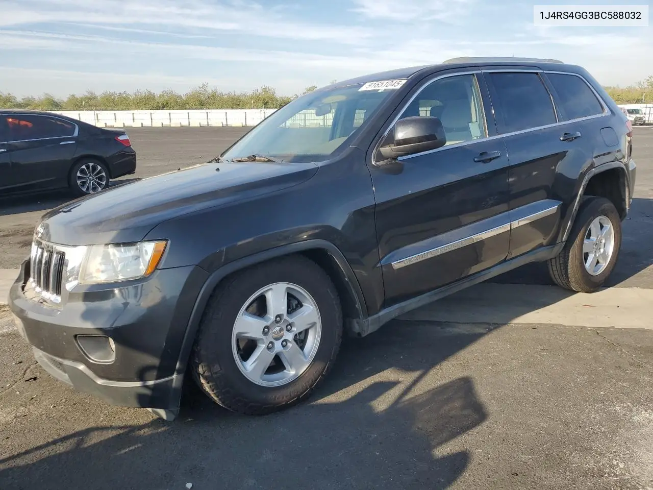 1J4RS4GG3BC588032 2011 Jeep Grand Cherokee Laredo