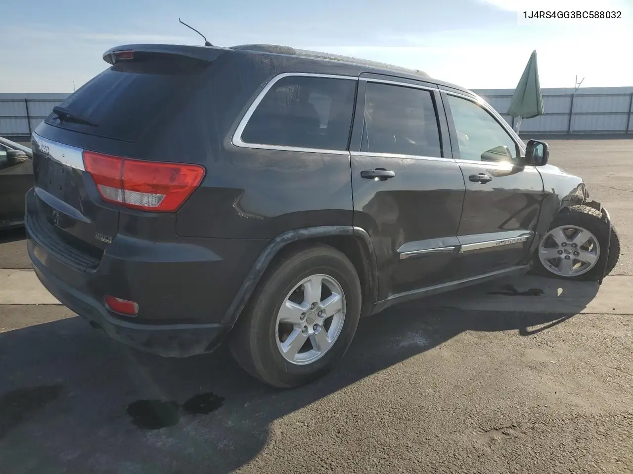 1J4RS4GG3BC588032 2011 Jeep Grand Cherokee Laredo