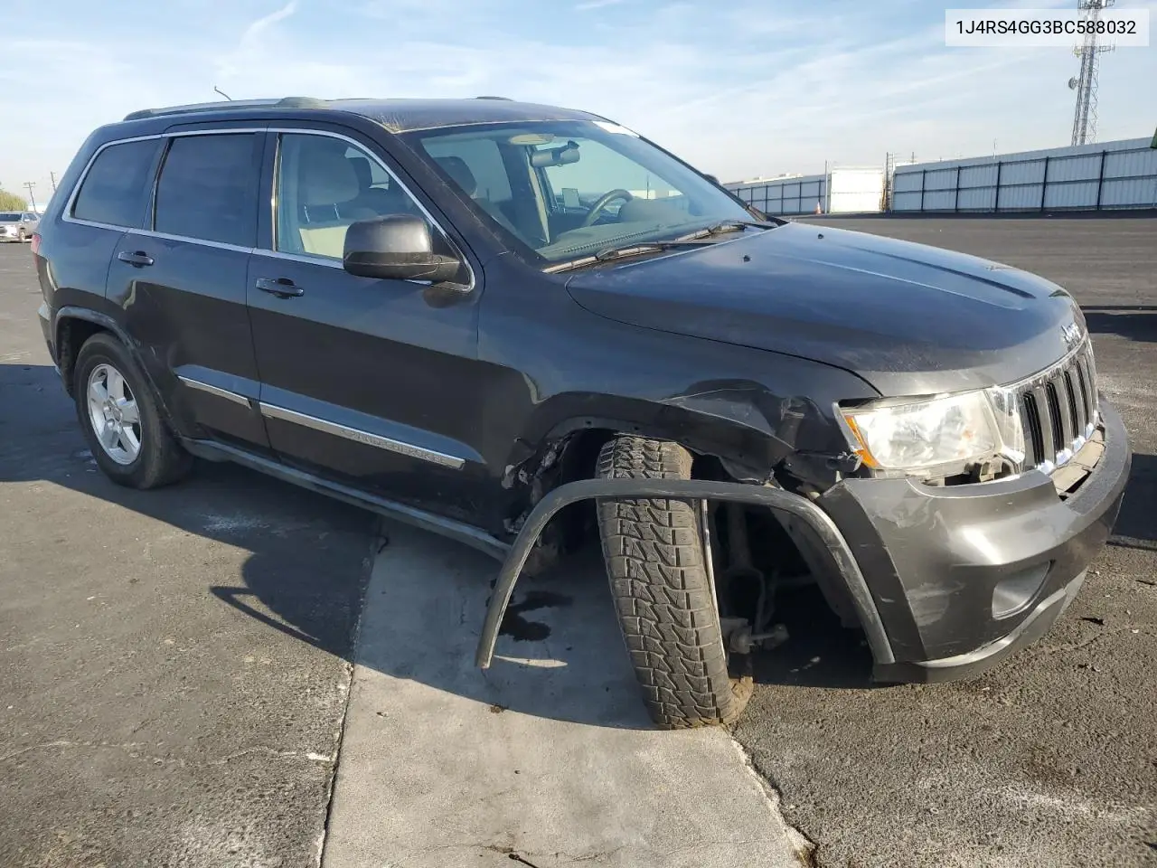 1J4RS4GG3BC588032 2011 Jeep Grand Cherokee Laredo