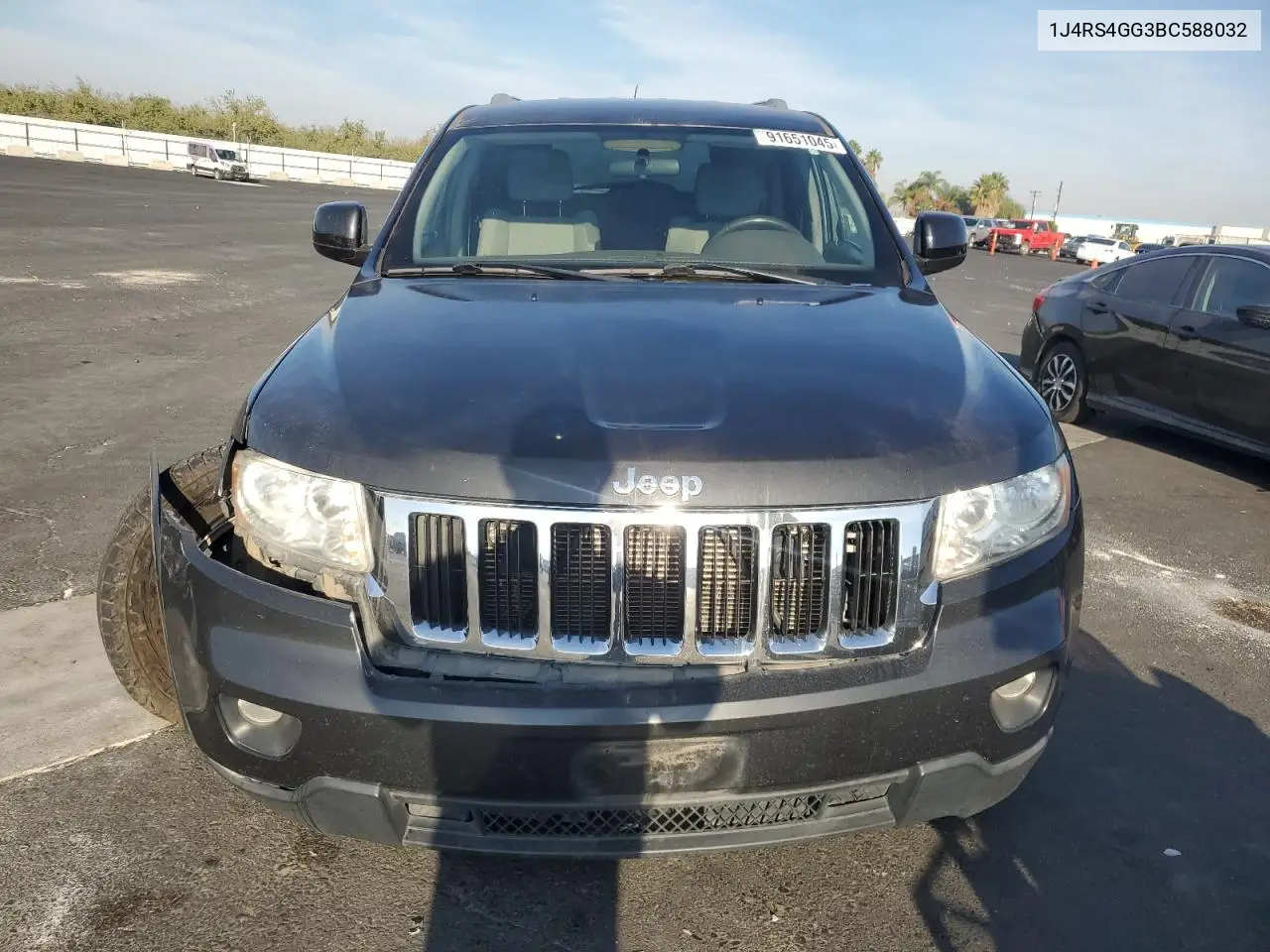 1J4RS4GG3BC588032 2011 Jeep Grand Cherokee Laredo