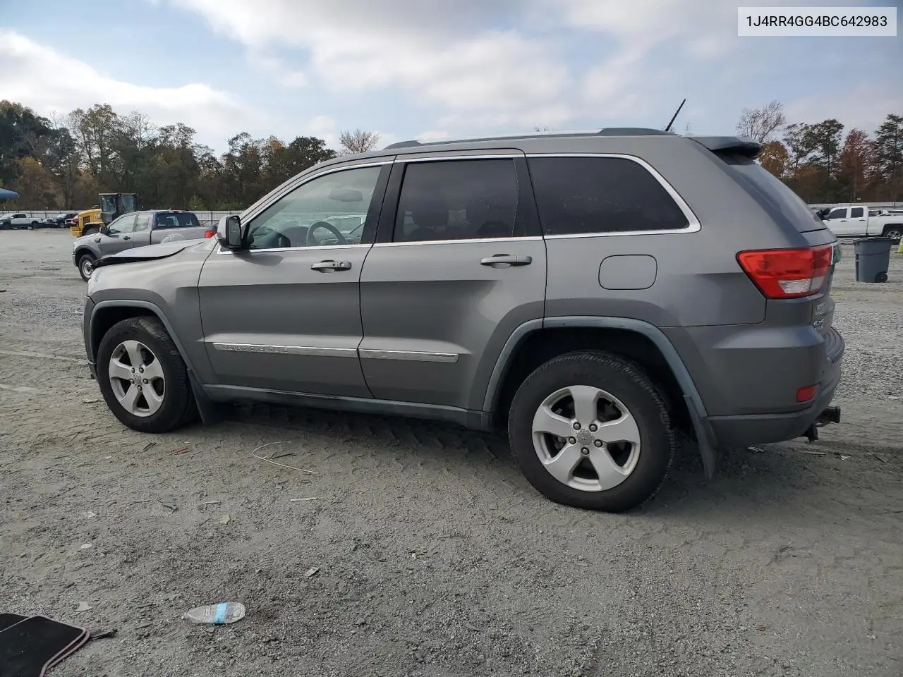 1J4RR4GG4BC642983 2011 Jeep Grand Cherokee Laredo