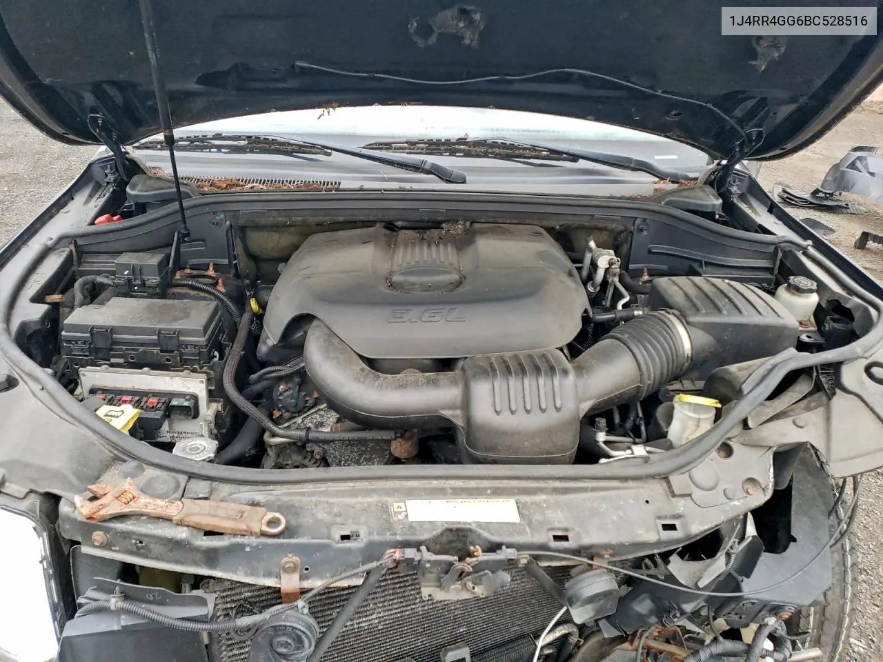 1J4RR4GG6BC528516 2011 Jeep Grand Cherokee Laredo