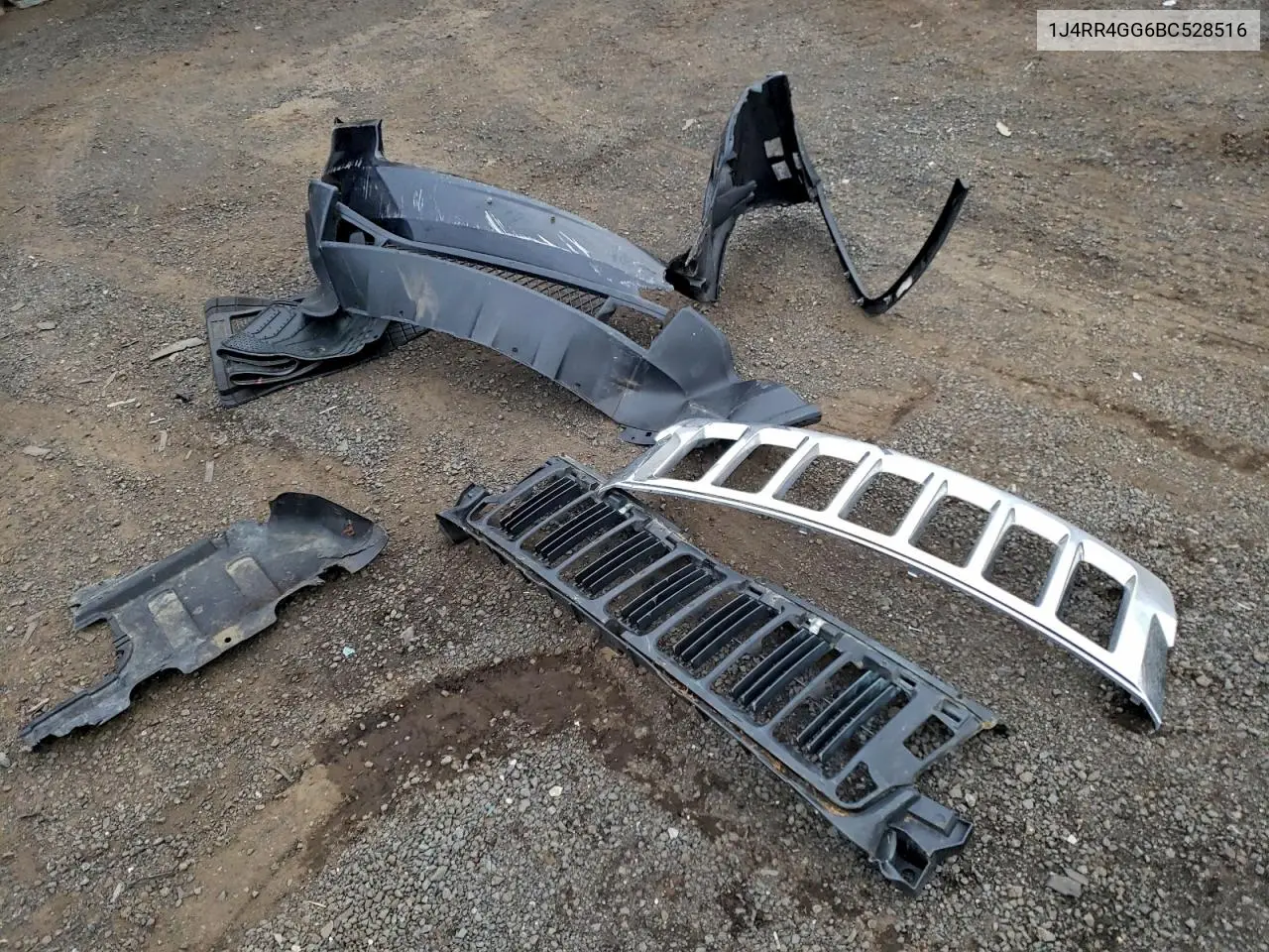 1J4RR4GG6BC528516 2011 Jeep Grand Cherokee Laredo