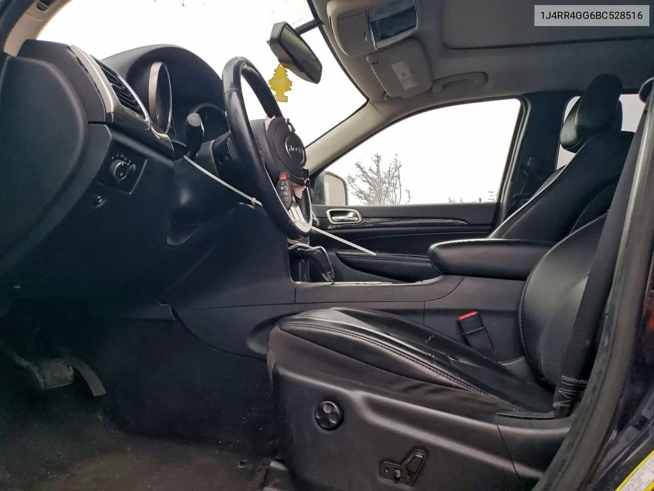 1J4RR4GG6BC528516 2011 Jeep Grand Cherokee Laredo