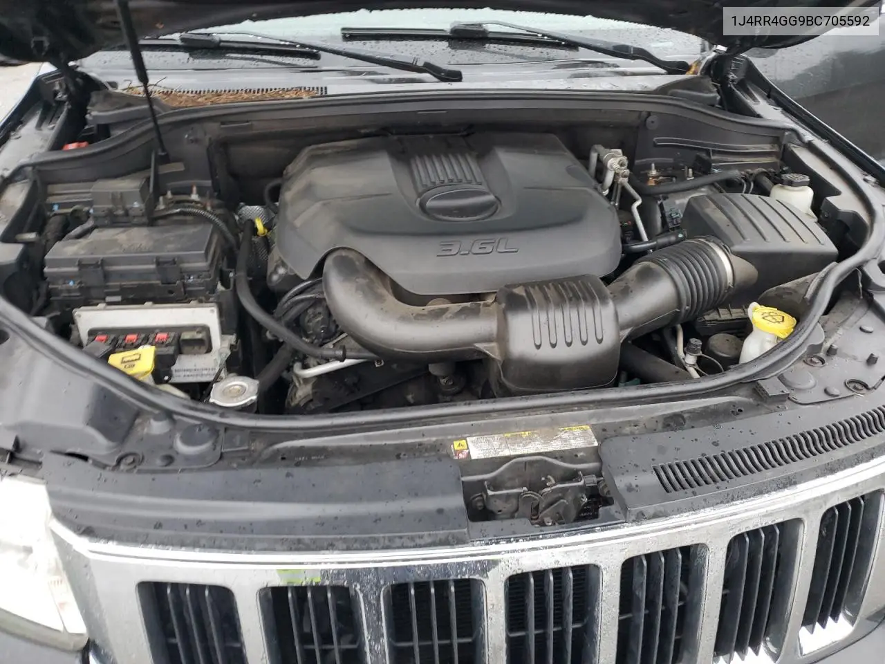 1J4RR4GG9BC705592 2011 Jeep Grand Cherokee Laredo