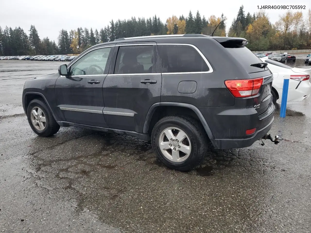1J4RR4GG9BC705592 2011 Jeep Grand Cherokee Laredo