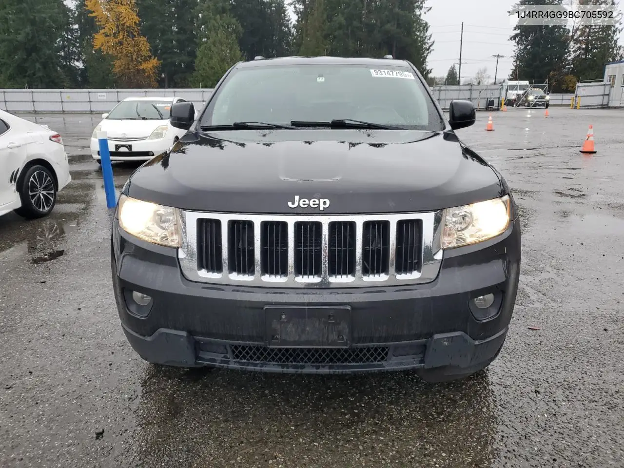 1J4RR4GG9BC705592 2011 Jeep Grand Cherokee Laredo
