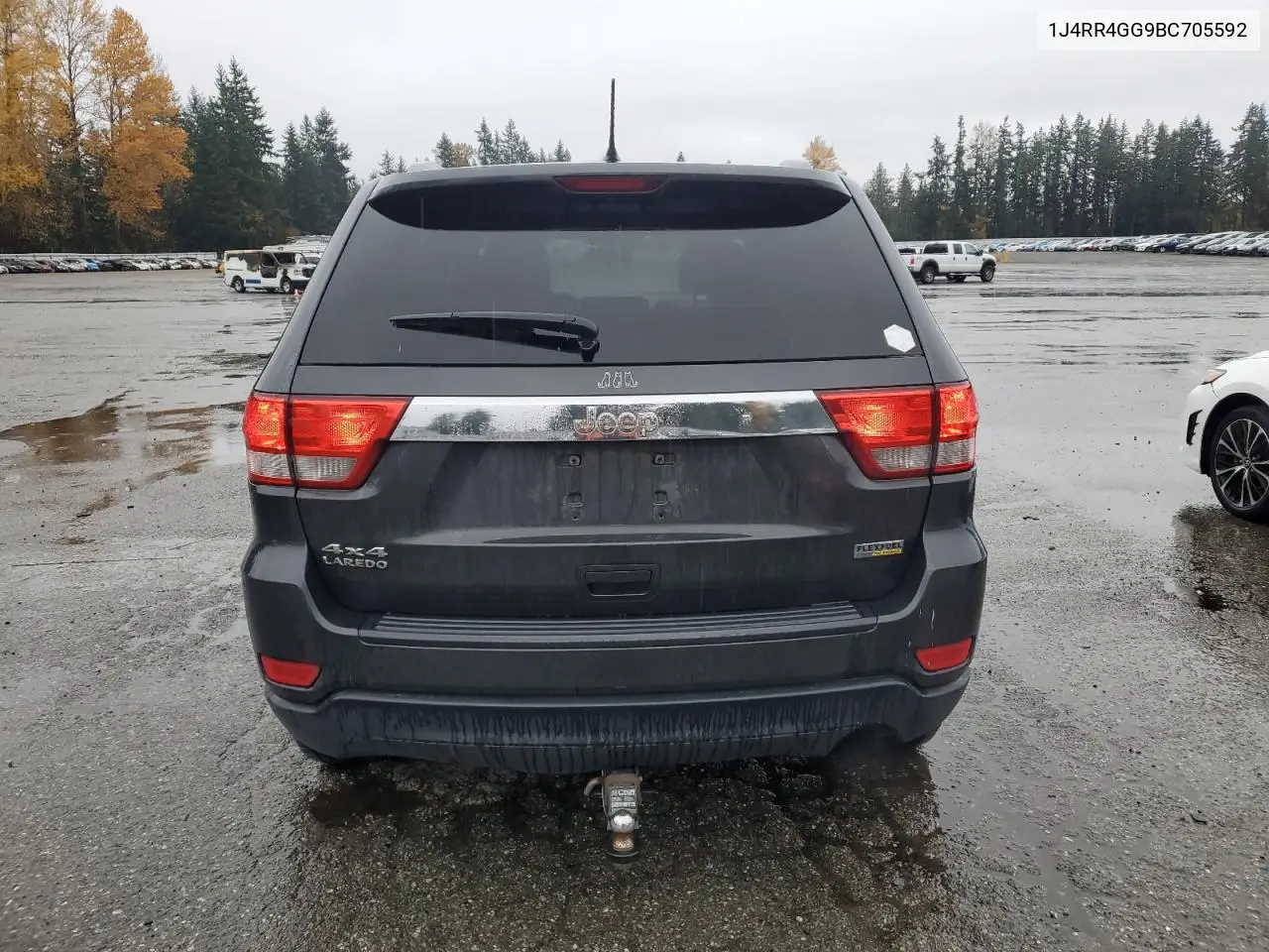 1J4RR4GG9BC705592 2011 Jeep Grand Cherokee Laredo