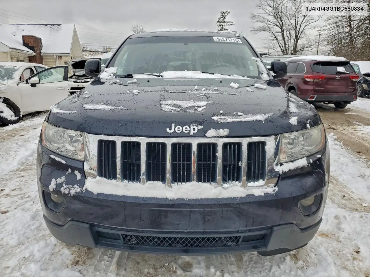 1J4RR4GG1BC680834 2011 Jeep Grand Cherokee Laredo