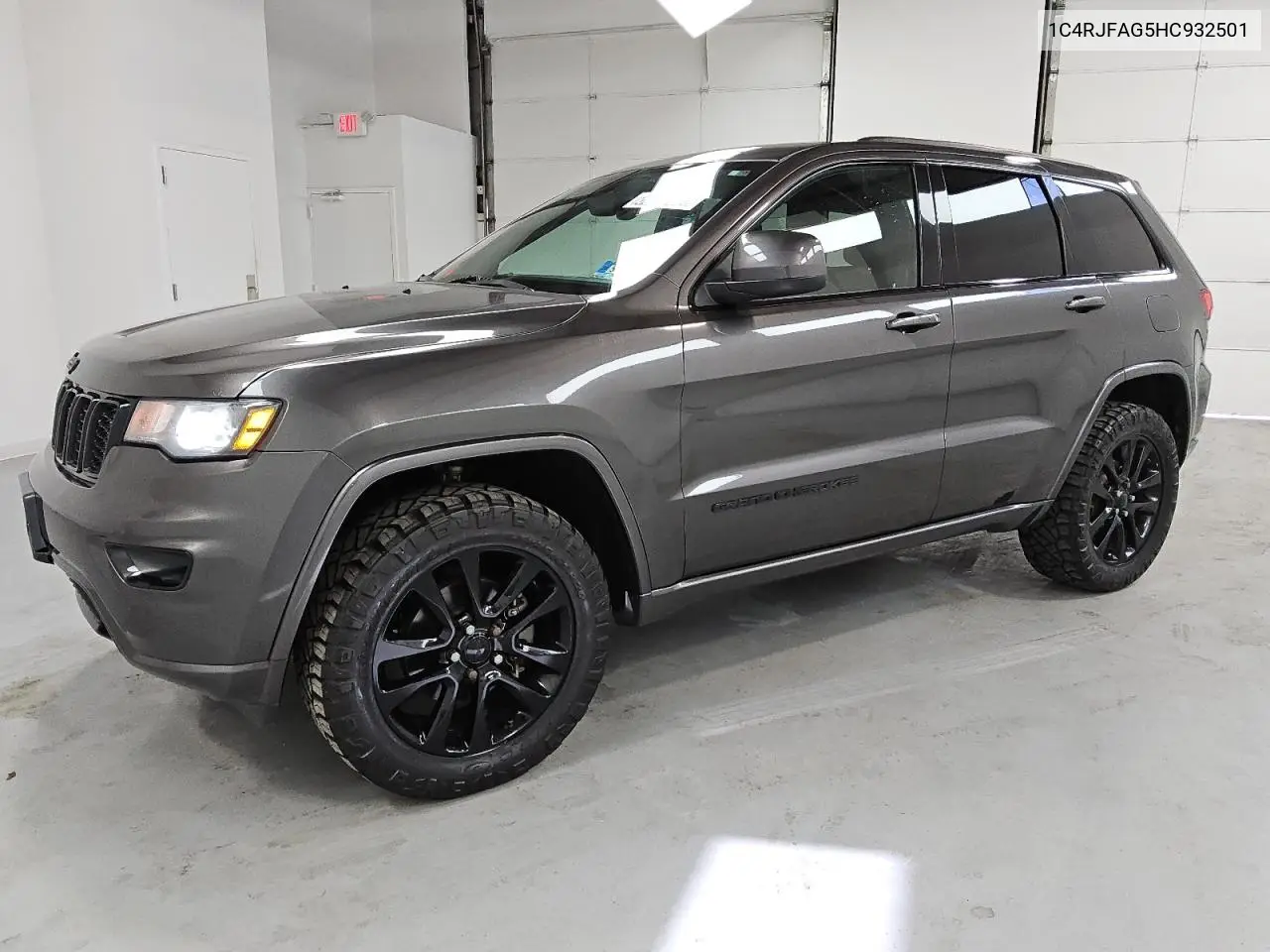1C4RJFAG5HC932501 2017 Jeep Grand Cherokee Laredo
