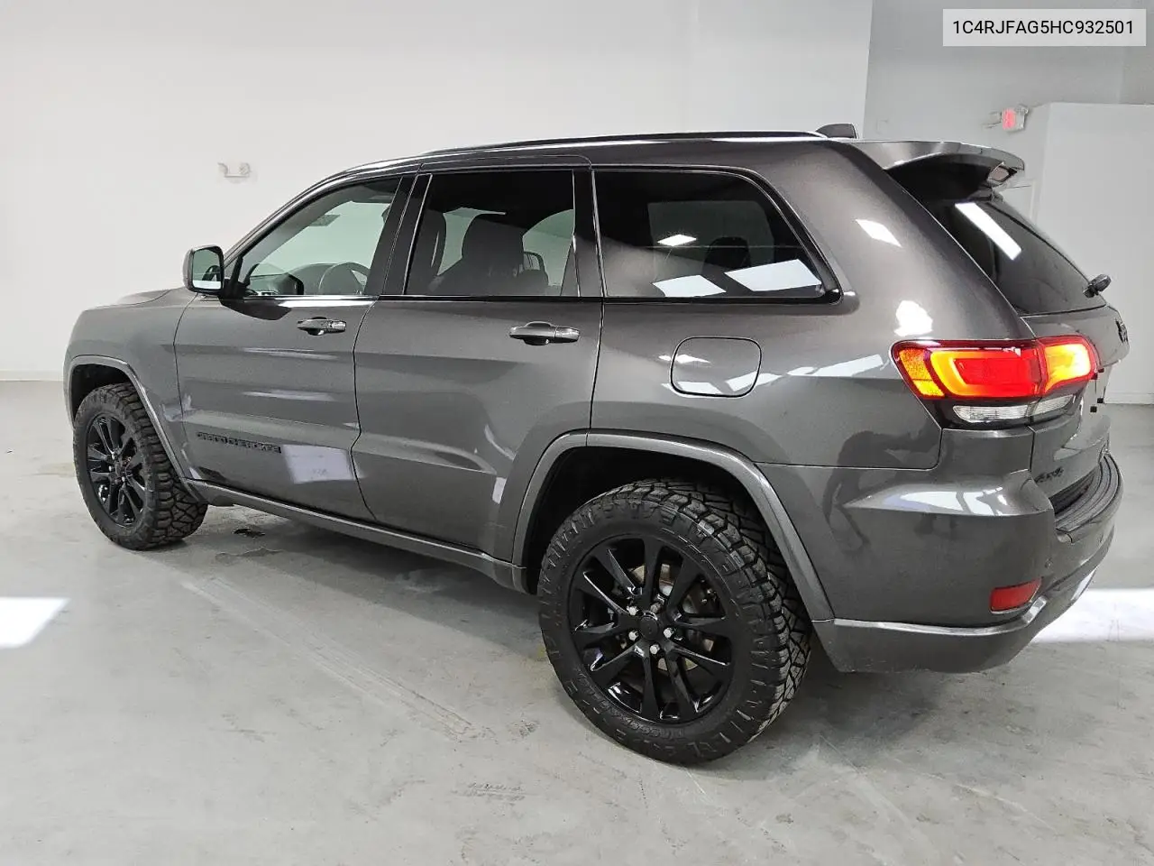 1C4RJFAG5HC932501 2017 Jeep Grand Cherokee Laredo