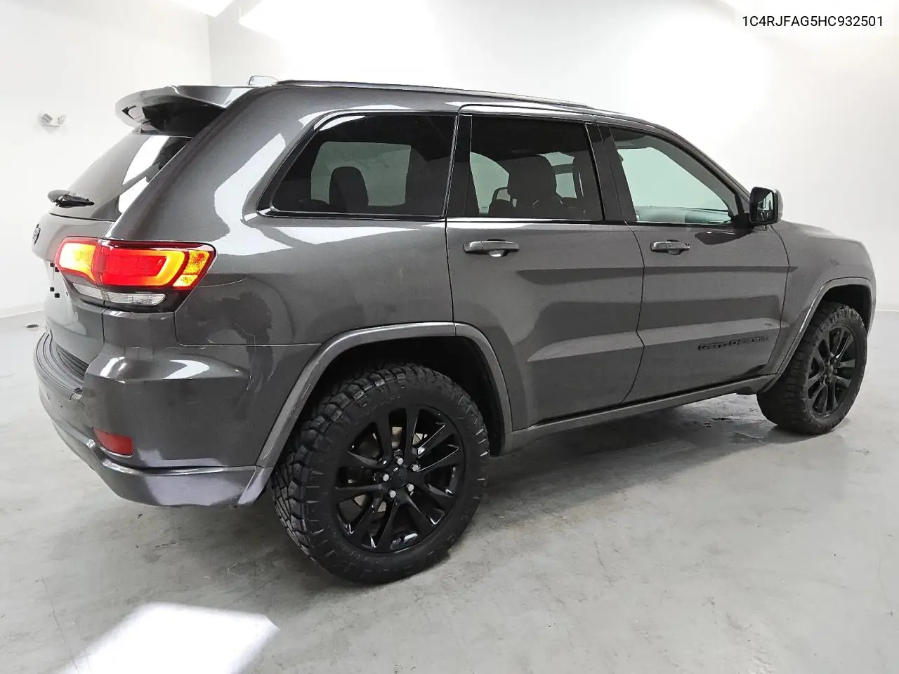 1C4RJFAG5HC932501 2017 Jeep Grand Cherokee Laredo
