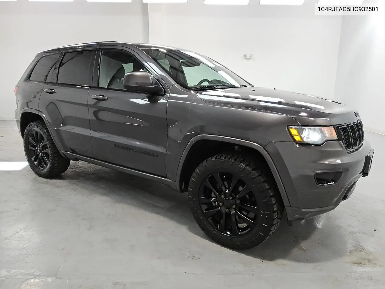 1C4RJFAG5HC932501 2017 Jeep Grand Cherokee Laredo