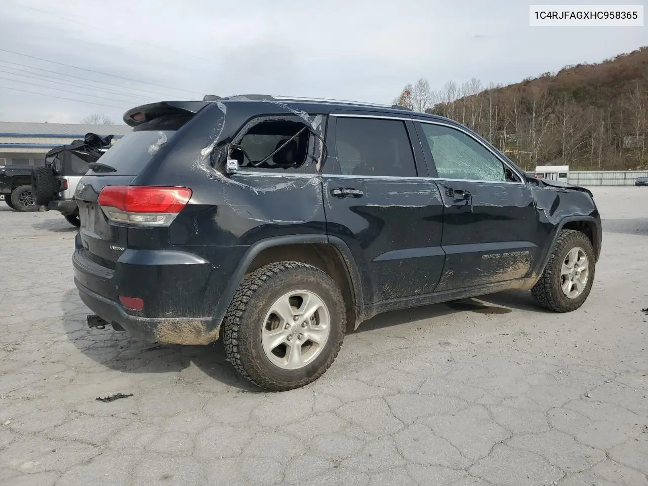 1C4RJFAGXHC958365 2017 Jeep Grand Cherokee Laredo