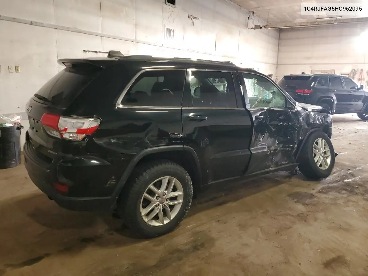 1C4RJFAG5HC962095 2017 Jeep Grand Cherokee Laredo