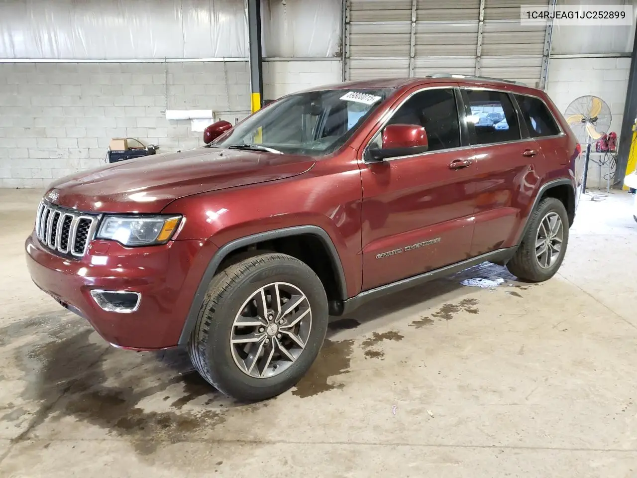 1C4RJEAG1JC252899 2018 Jeep Grand Cherokee Laredo